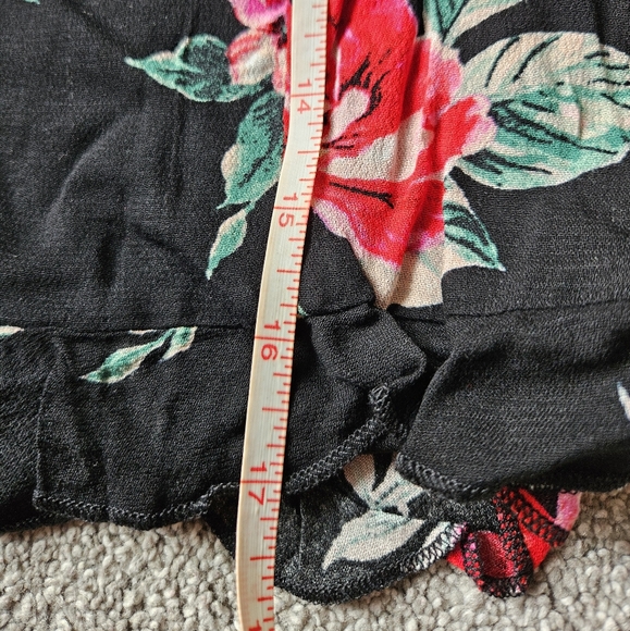 Torrid plus floral ruffle hem shorts, 4XL/ 48", black - Picture 8 of 10